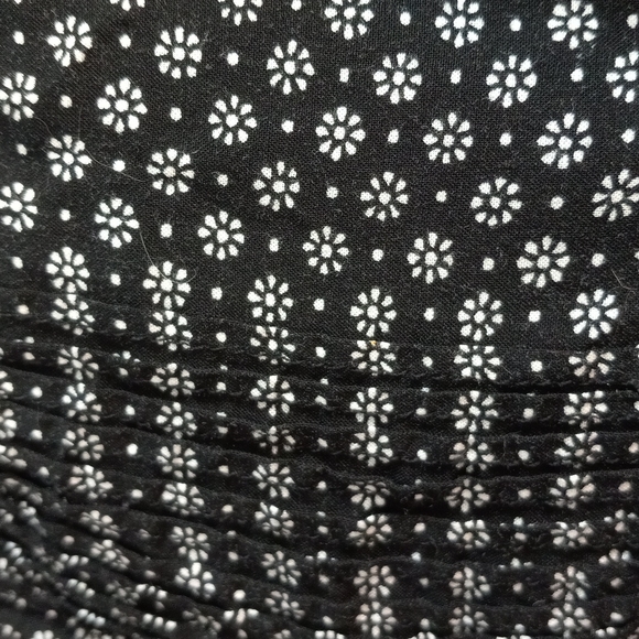Old Navy Black & White Flower Print V-Neck With Pleated Chest, Ho-Lo Hem - Picture 8 of 10